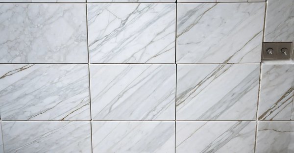 Carrelage salle de bain en pierre marbre : idées et inspirations